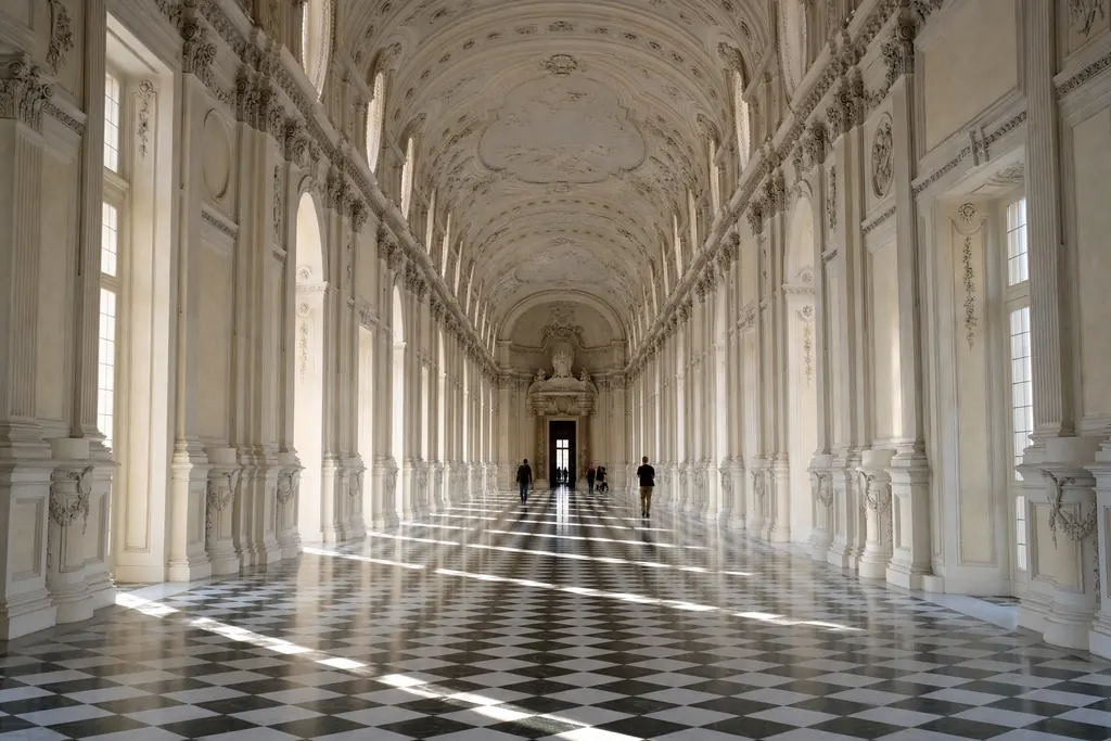 Lunga galleria barocca bianca con finestroni ad arco e pavimento a scacchi illuminato dal sole (immagine creata con AI)